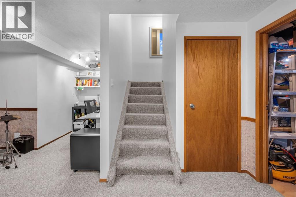 Photo 28 of 30 Sunhurst Crescent Se, Calgary AB