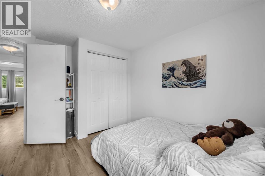Photo 21 of 30 Sunhurst Crescent Se, Calgary AB