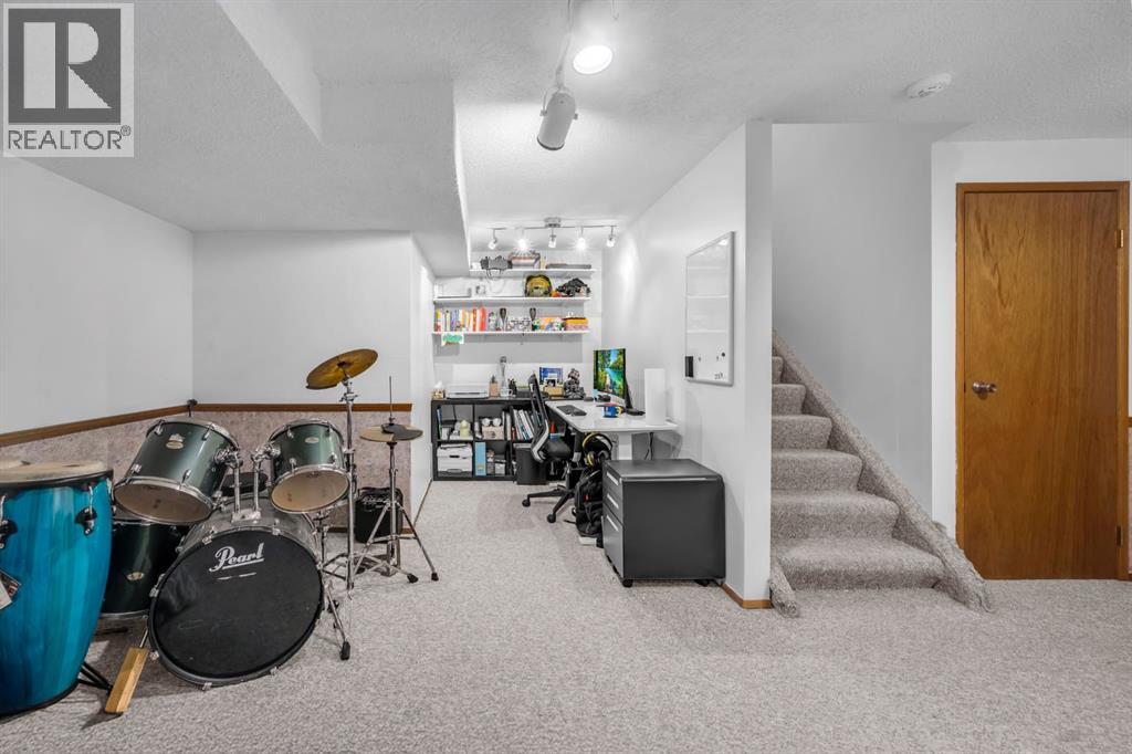 Photo 33 of 30 Sunhurst Crescent Se, Calgary AB