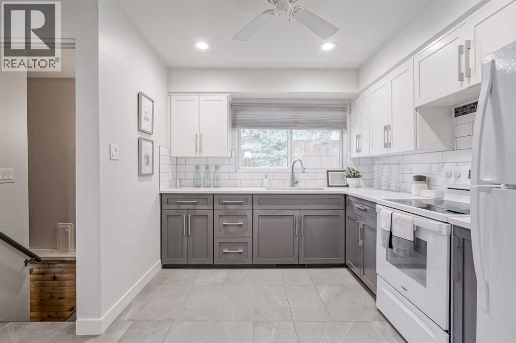 Photo 11 of 52 Hogarth Crescent Sw, Calgary AB