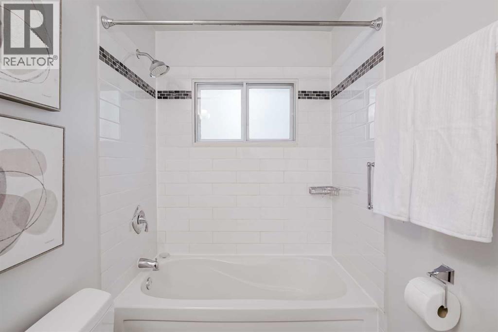 Photo 21 of 52 Hogarth Crescent Sw, Calgary AB
