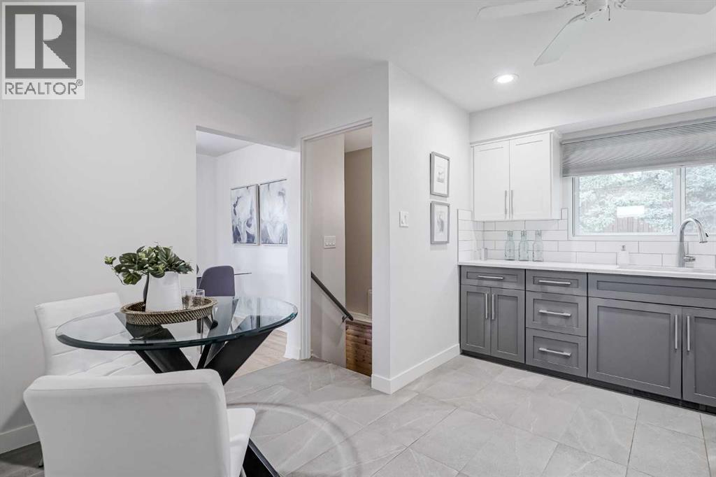 Photo 10 of 52 Hogarth Crescent Sw, Calgary AB