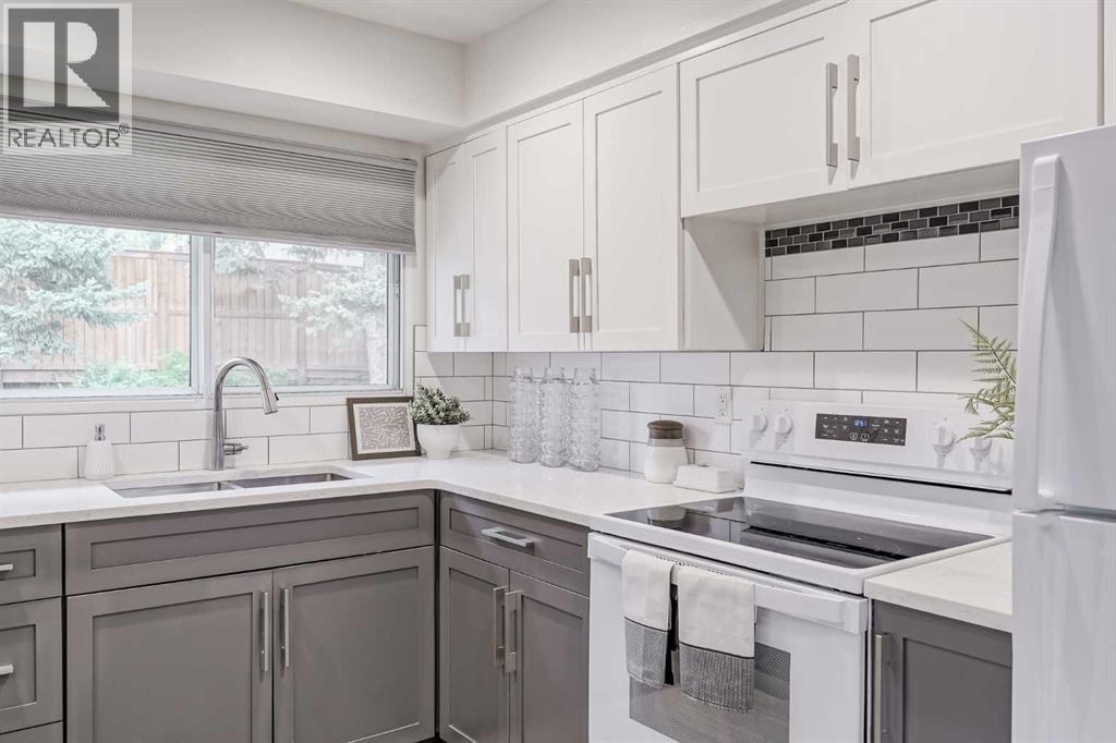 Photo 13 of 52 Hogarth Crescent Sw, Calgary AB