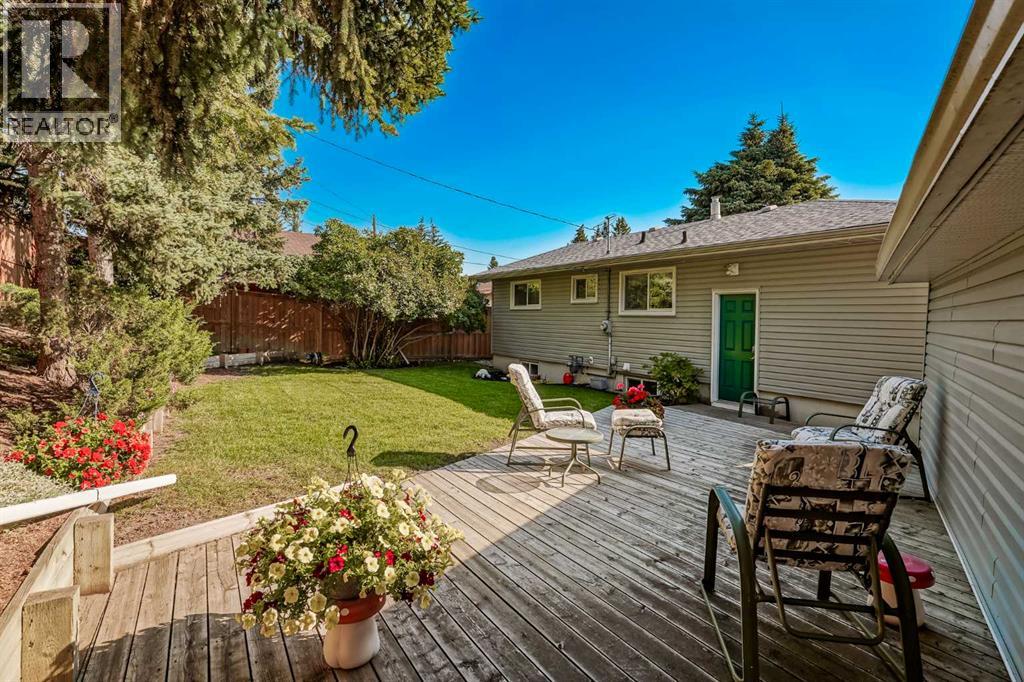 Photo 27 of 52 Hogarth Crescent Sw, Calgary AB