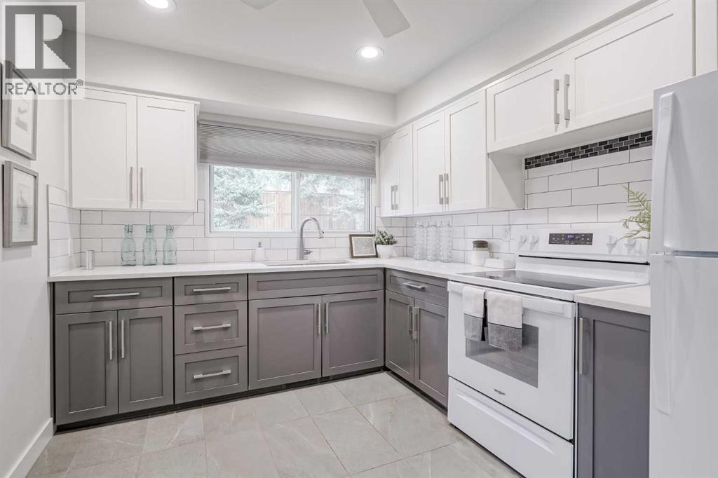 Photo 12 of 52 Hogarth Crescent Sw, Calgary AB