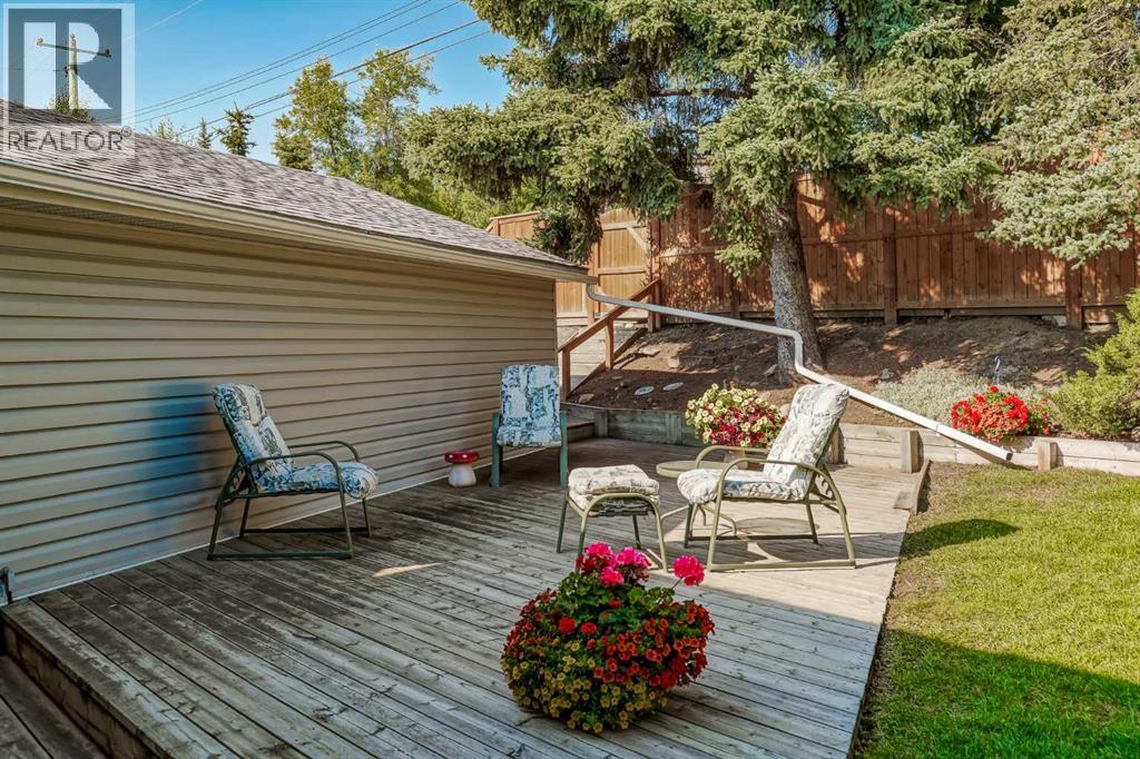 Photo 33 of 52 Hogarth Crescent Sw, Calgary AB