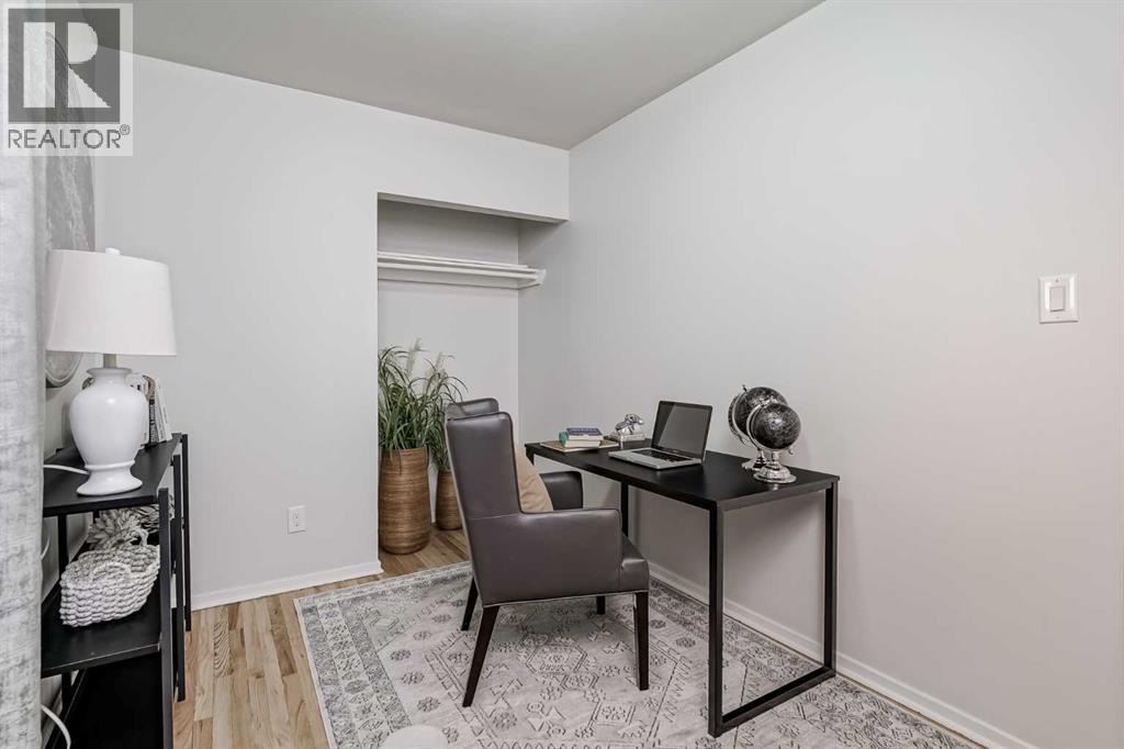 Photo 25 of 52 Hogarth Crescent Sw, Calgary AB