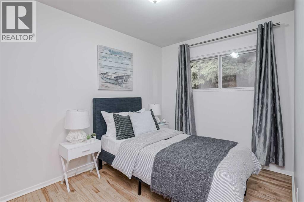 Photo 22 of 52 Hogarth Crescent Sw, Calgary AB