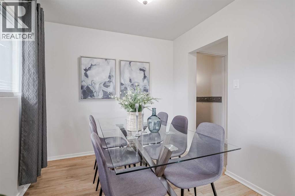Photo 14 of 52 Hogarth Crescent Sw, Calgary AB