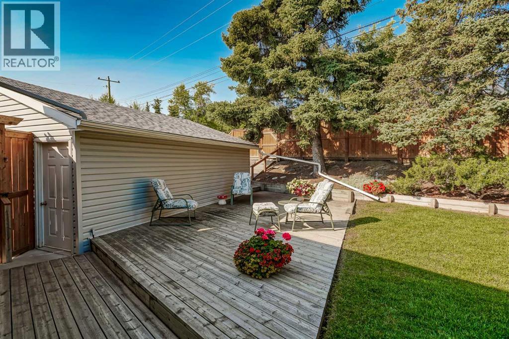 Photo 32 of 52 Hogarth Crescent Sw, Calgary AB