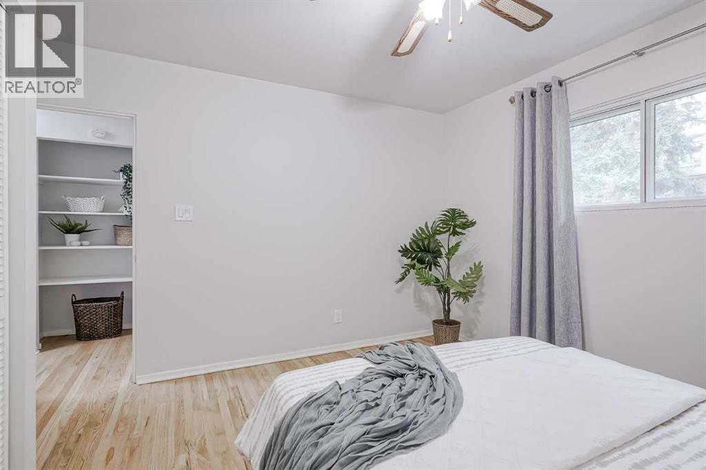 Photo 18 of 52 Hogarth Crescent Sw, Calgary AB