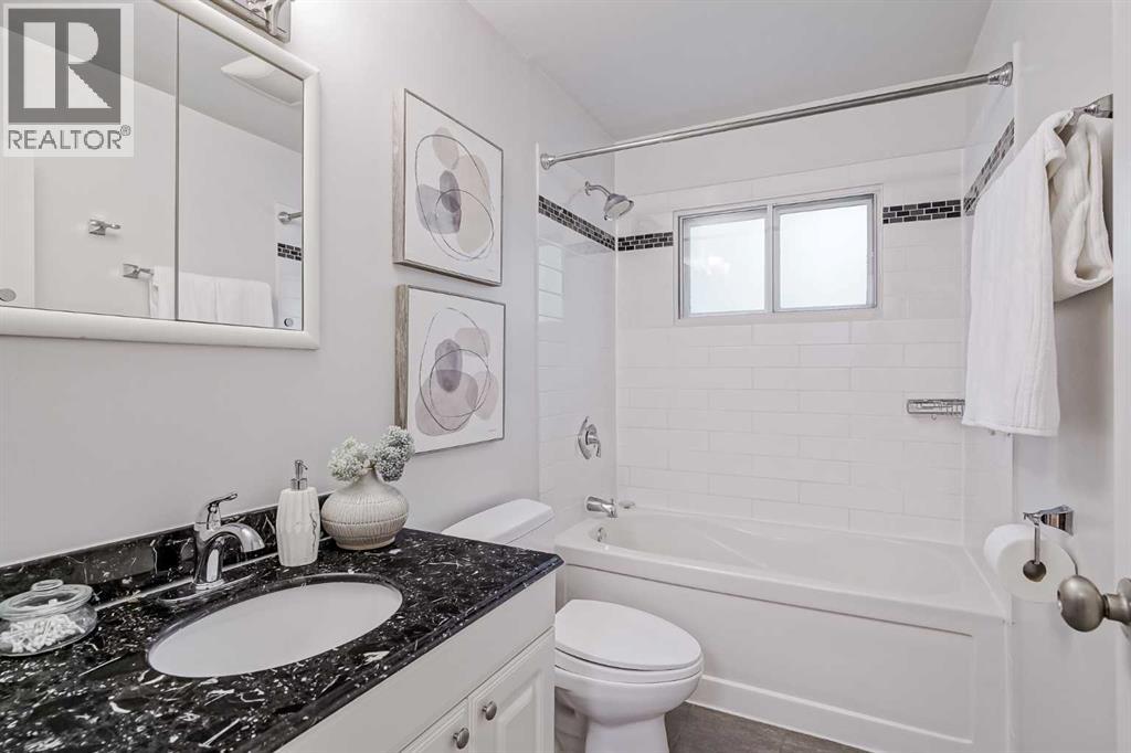 Photo 20 of 52 Hogarth Crescent Sw, Calgary AB