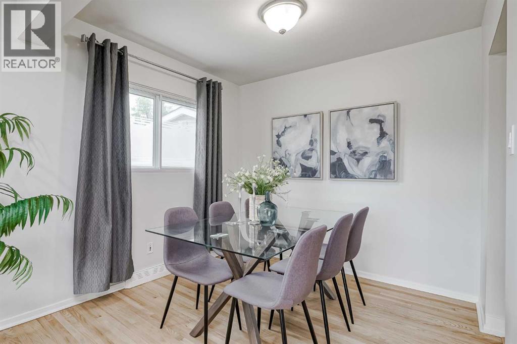 Photo 15 of 52 Hogarth Crescent Sw, Calgary AB