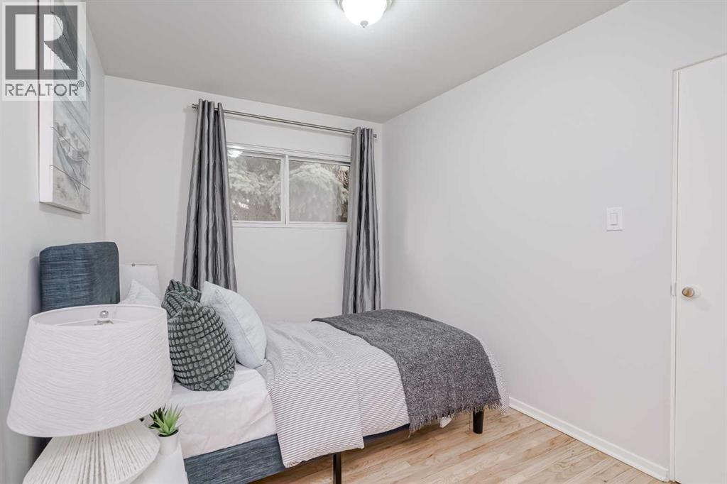 Photo 23 of 52 Hogarth Crescent Sw, Calgary AB