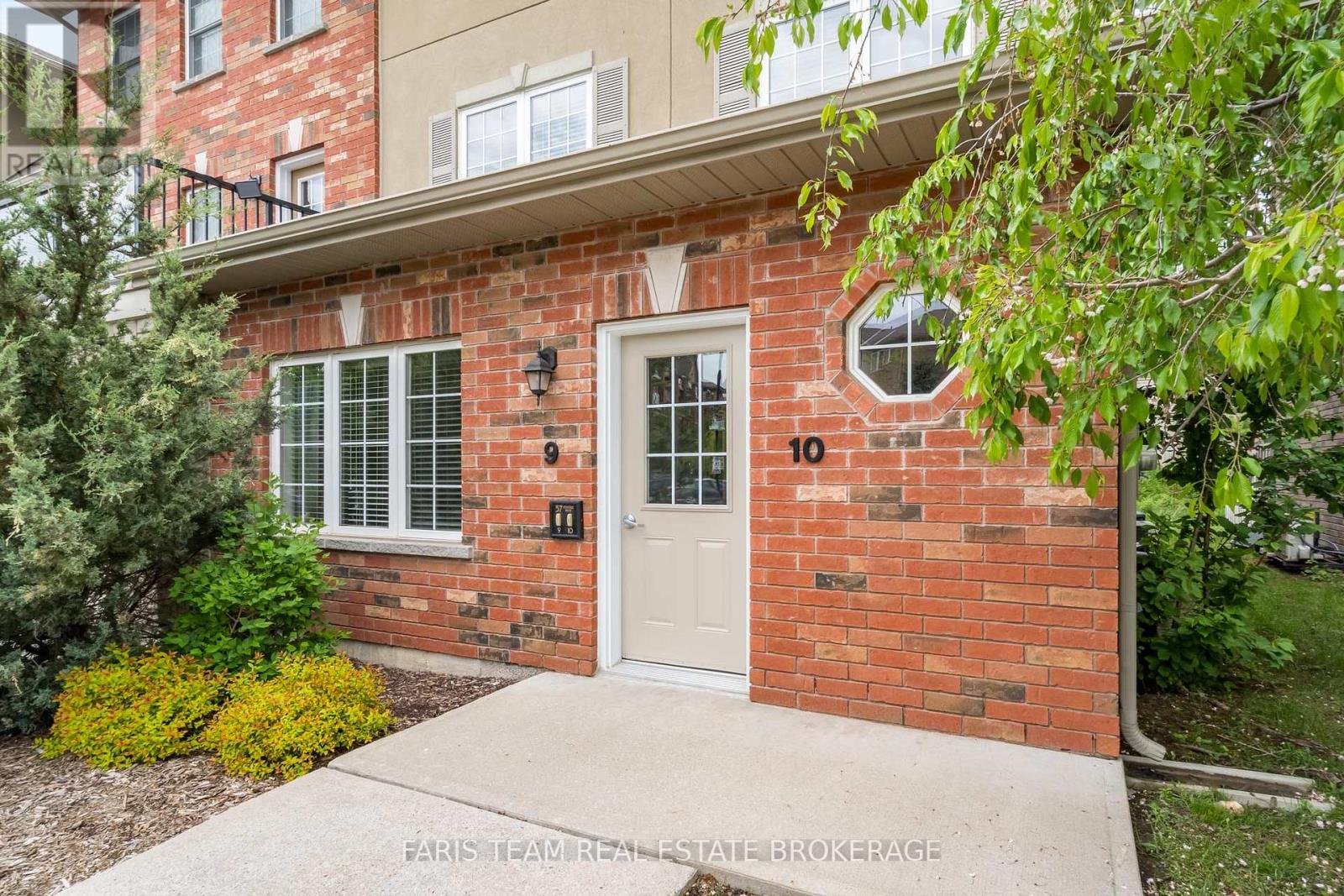 Photo 3 of 9 57 Ferndale Drive S, Barrie ON