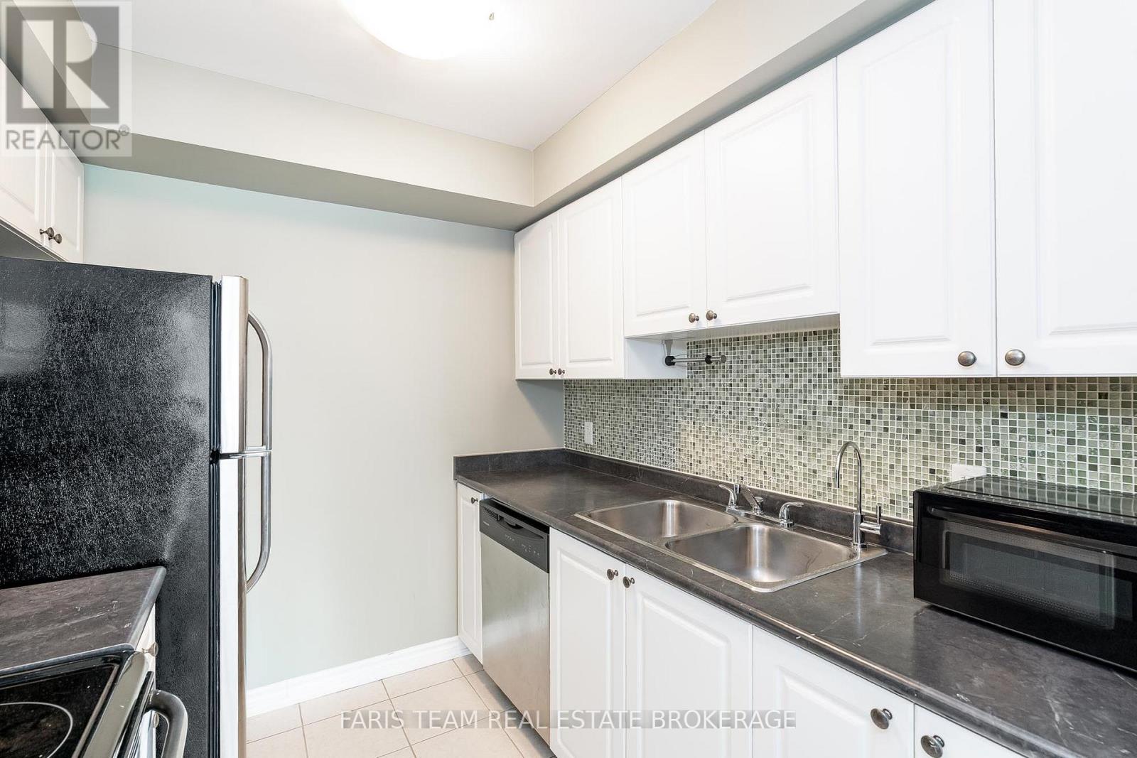 Photo 4 of 9 57 Ferndale Drive S, Barrie ON