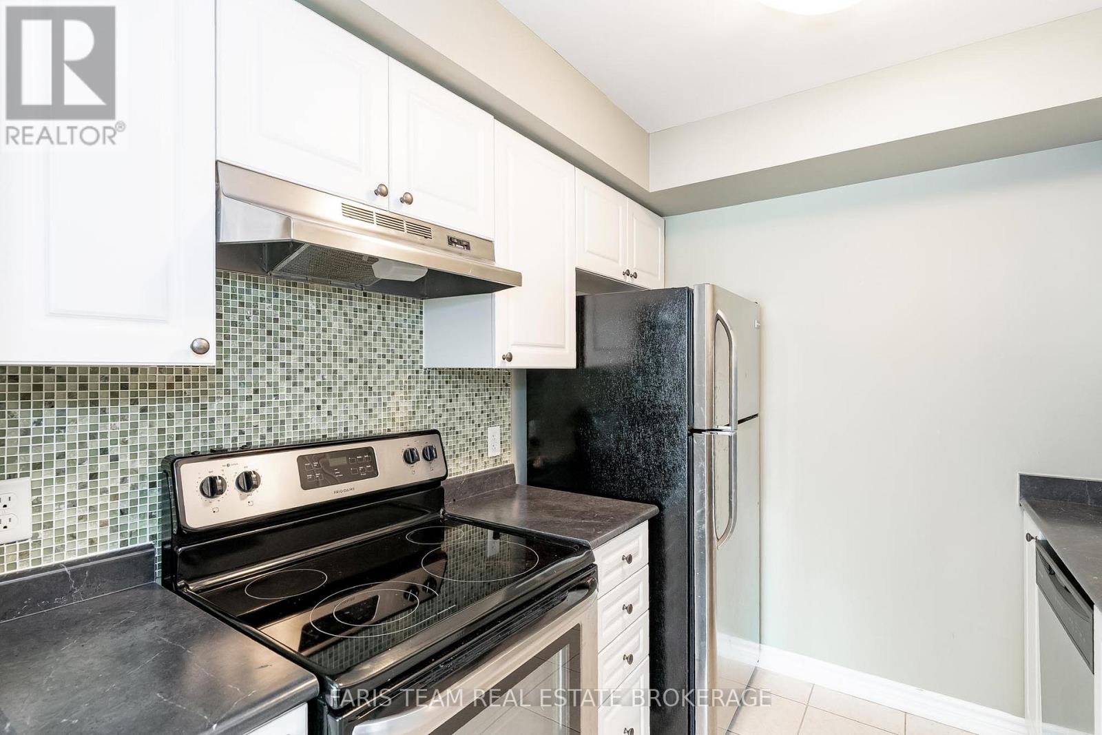 Photo 5 of 9 57 Ferndale Drive S, Barrie ON