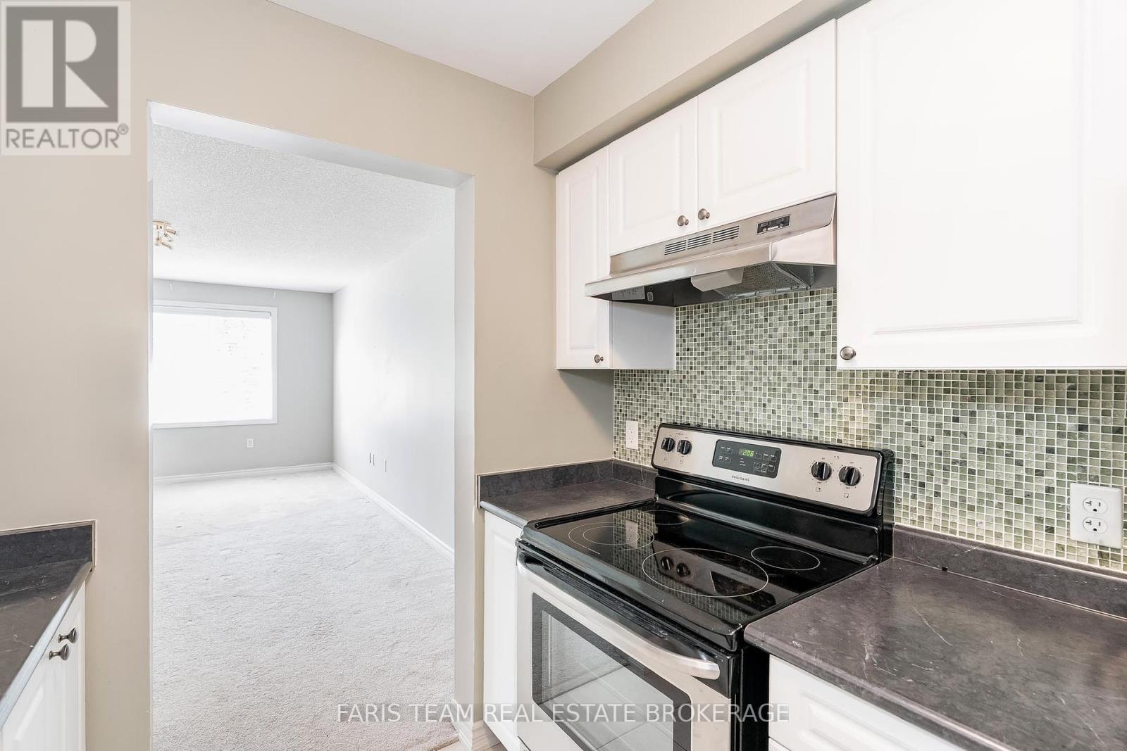 Photo 7 of 9 57 Ferndale Drive S, Barrie ON