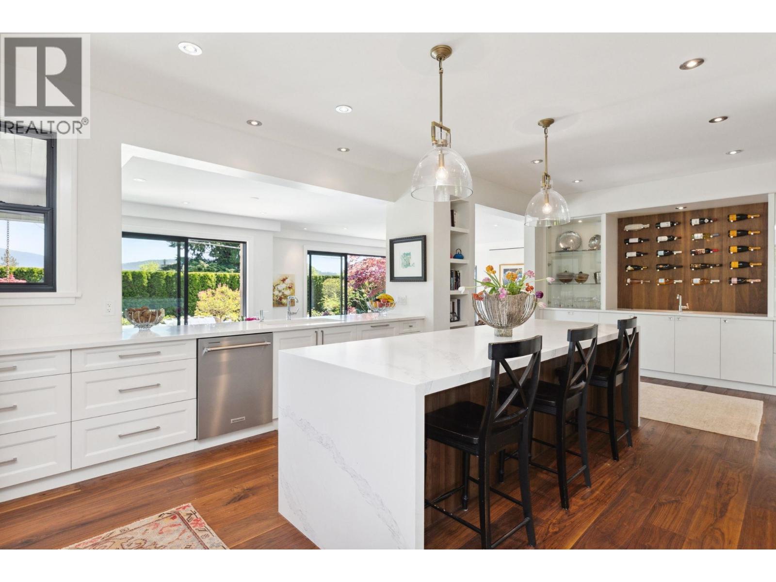 Photo 7 of 939 Friar Crescent, North Vancouver BC