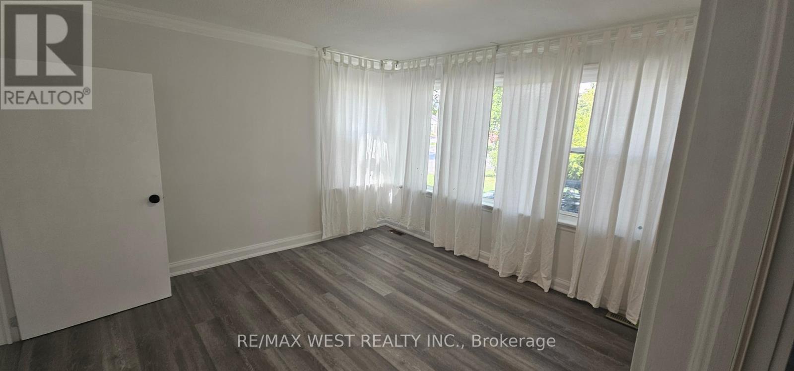 Photo 8 of Main 4229 Bloor Street W, Toronto ON