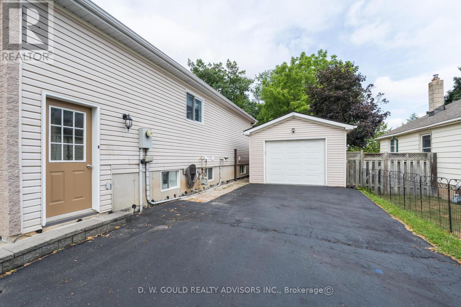 Photo 37 of 42 River Drive, Halton Hills ON