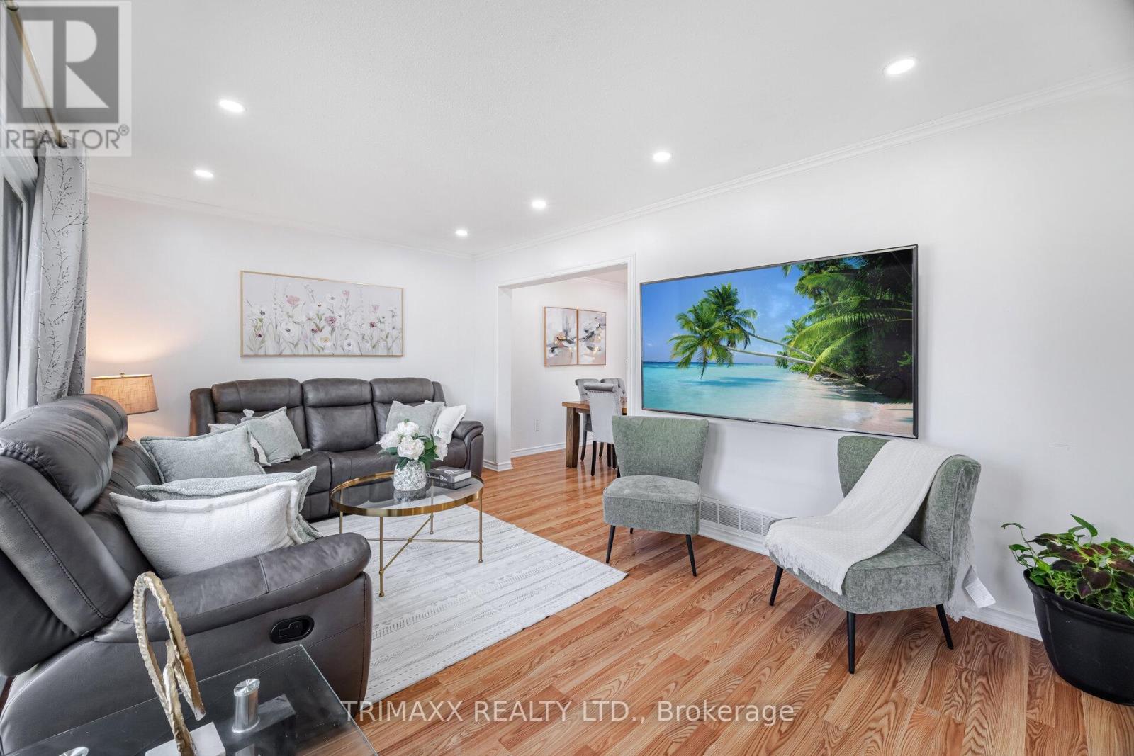 Photo 10 of 111 Folkstone Crescent, Brampton ON