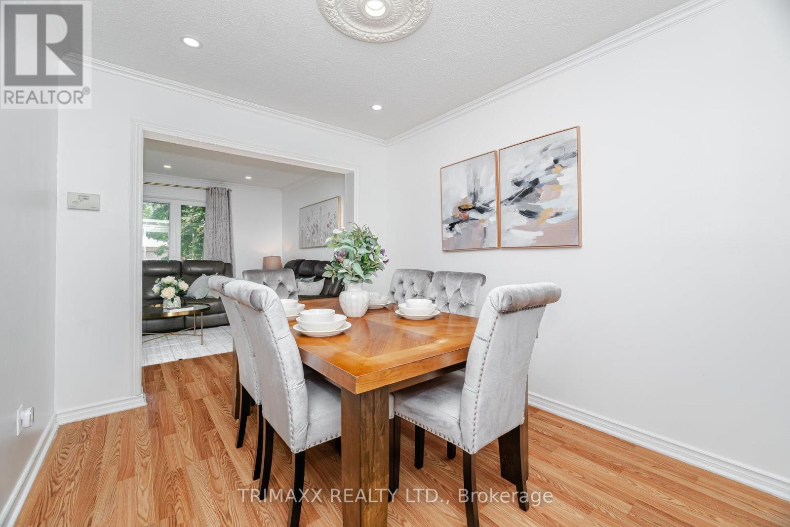 Photo 11 of 111 Folkstone Crescent, Brampton ON