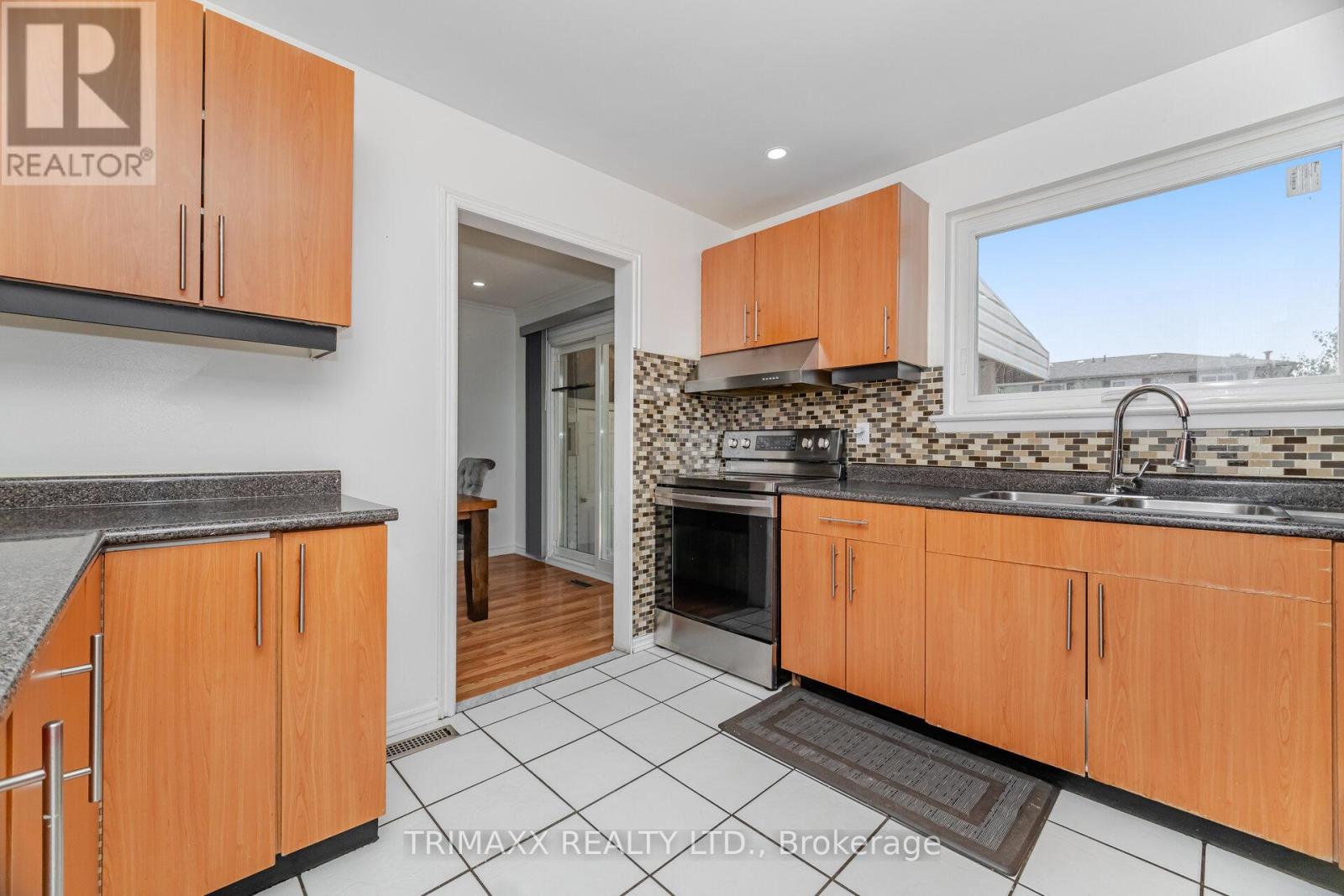 Photo 15 of 111 Folkstone Crescent, Brampton ON