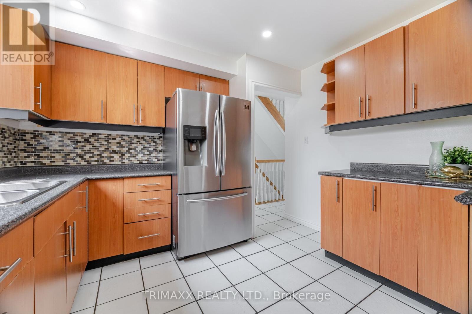 Photo 17 of 111 Folkstone Crescent, Brampton ON