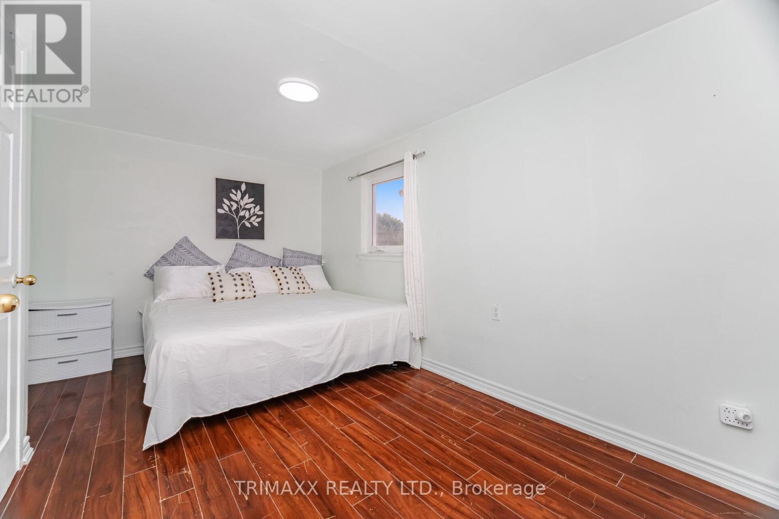 Photo 21 of 111 Folkstone Crescent, Brampton ON