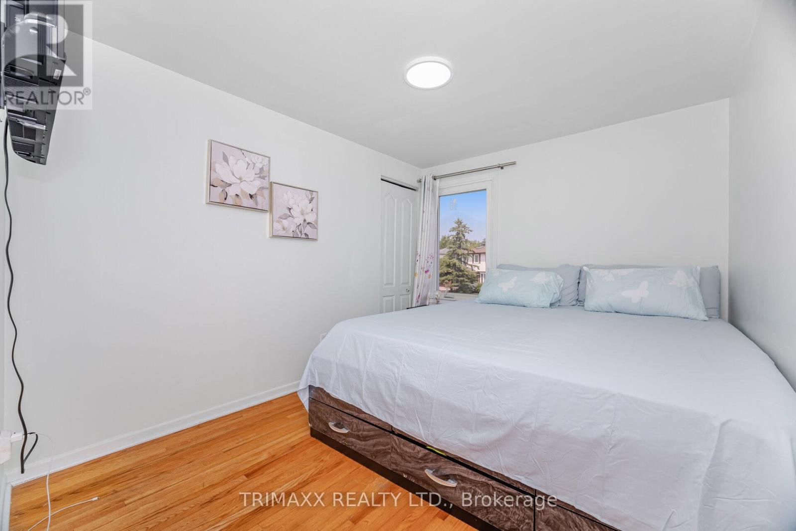 Photo 27 of 111 Folkstone Crescent, Brampton ON