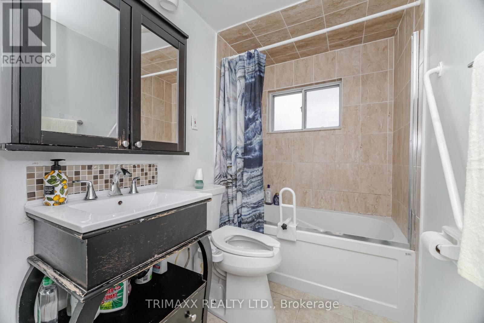 Photo 28 of 111 Folkstone Crescent, Brampton ON