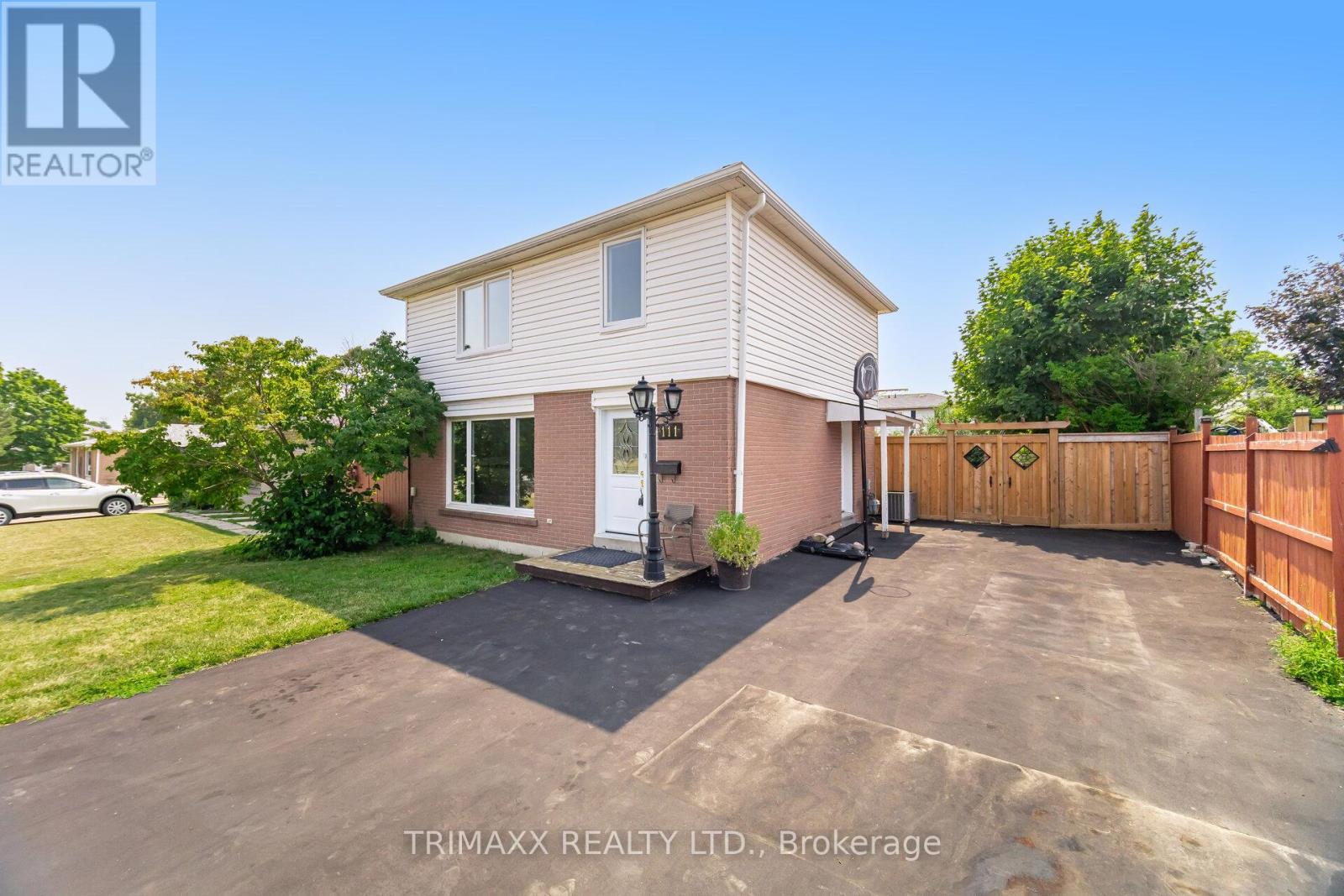 Photo 3 of 111 Folkstone Crescent, Brampton ON