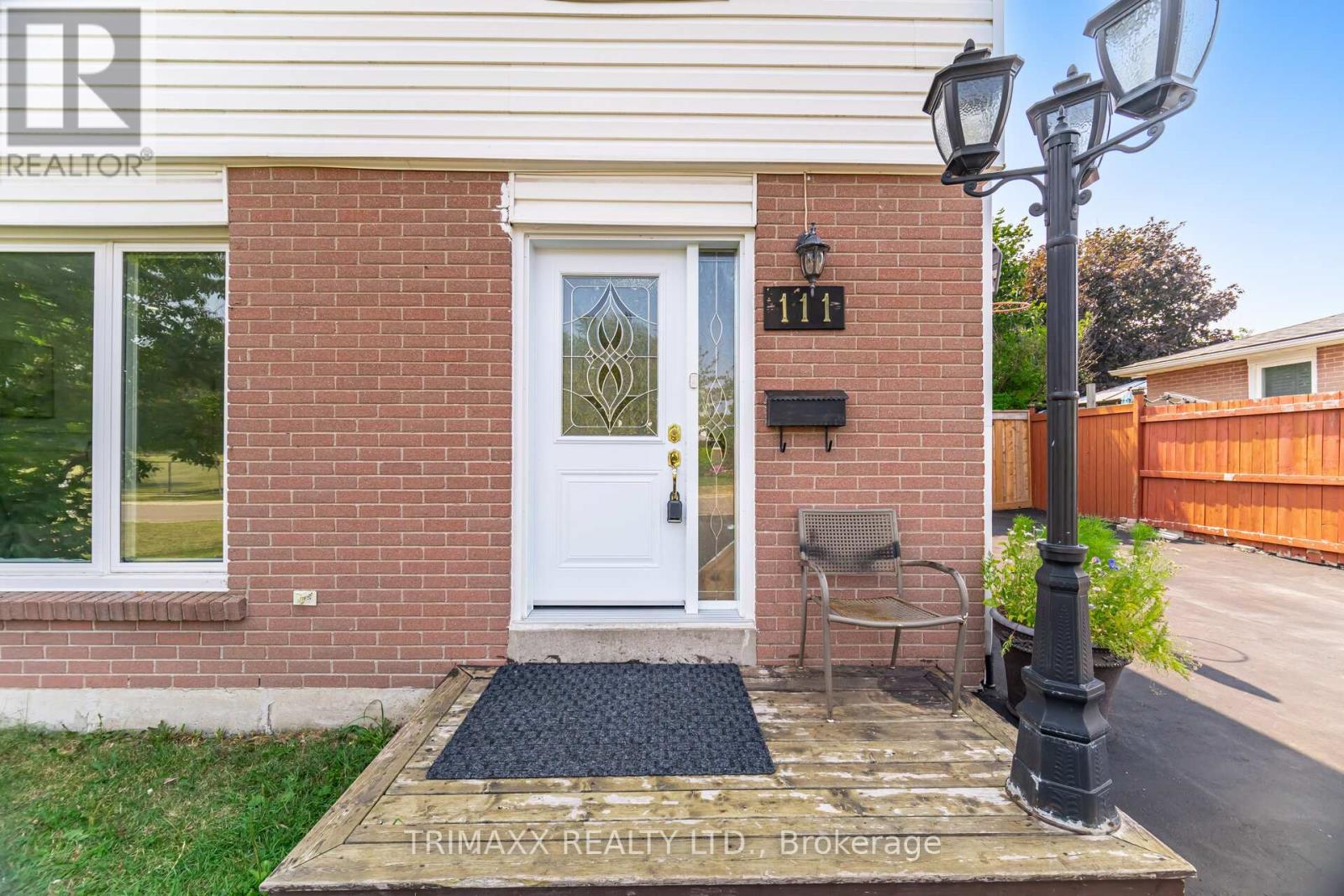 Photo 4 of 111 Folkstone Crescent, Brampton ON