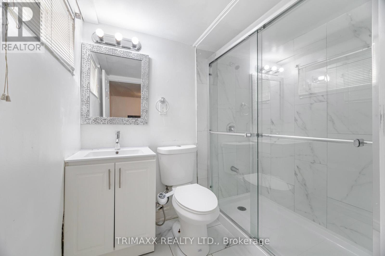 Photo 40 of 111 Folkstone Crescent, Brampton ON