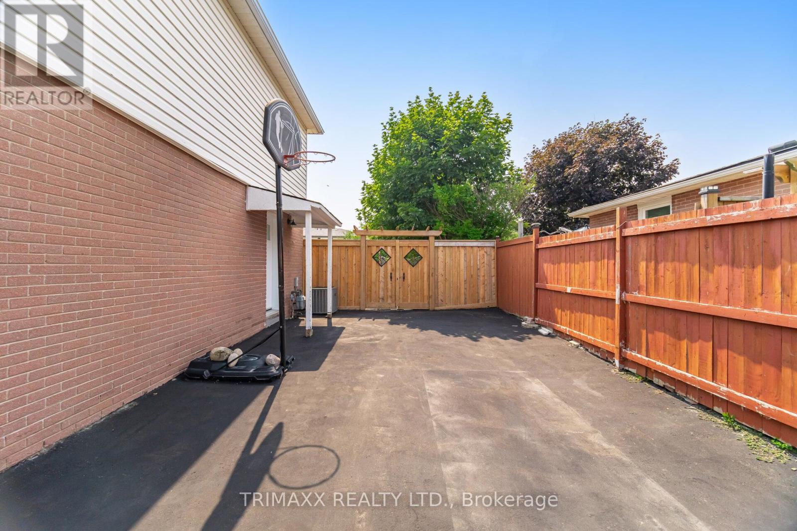 Photo 43 of 111 Folkstone Crescent, Brampton ON