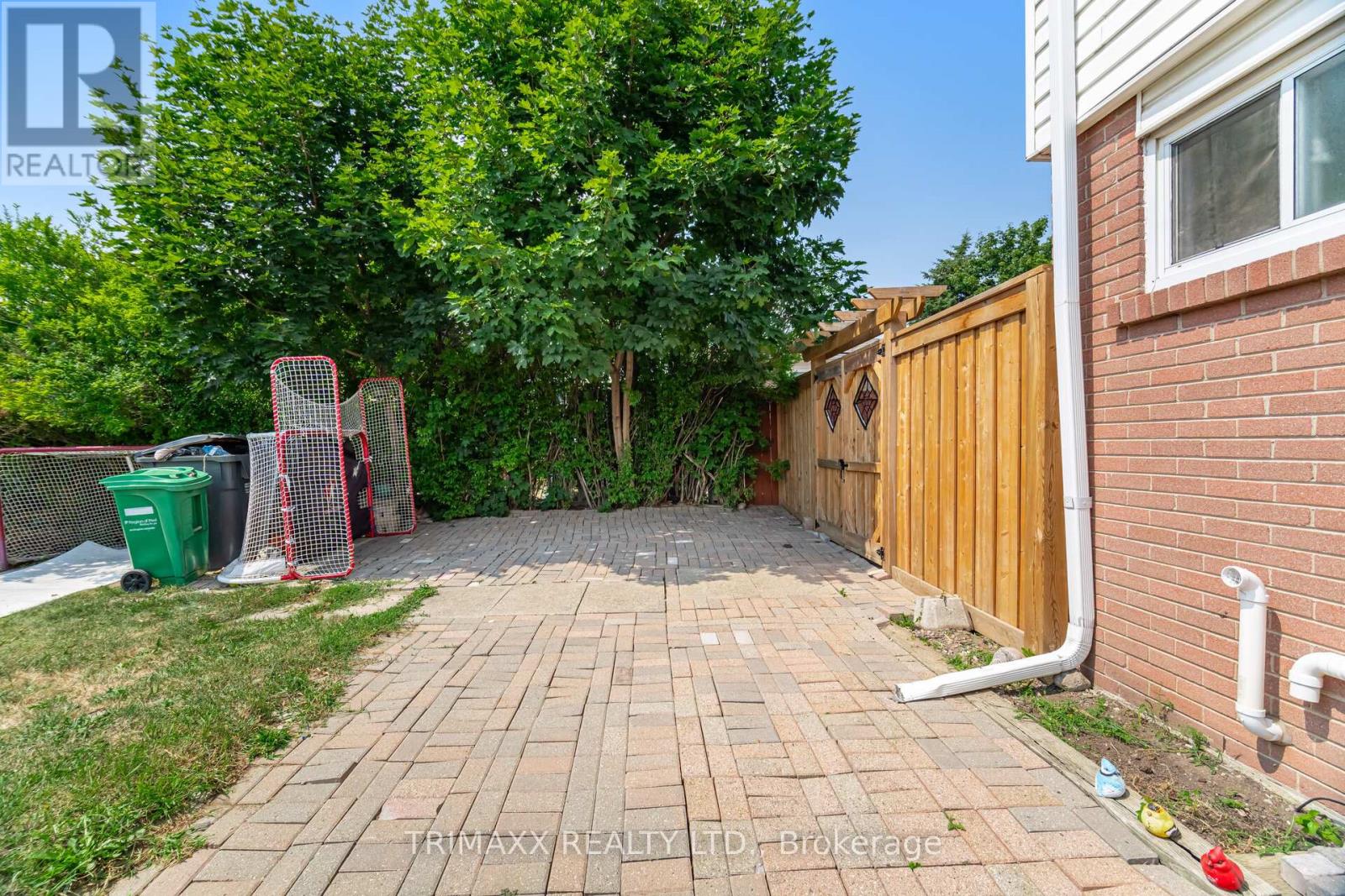 Photo 47 of 111 Folkstone Crescent, Brampton ON