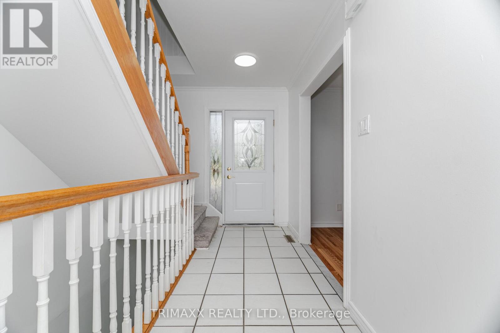 Photo 5 of 111 Folkstone Crescent, Brampton ON