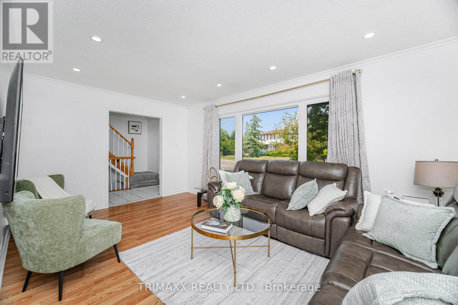 Photo 7 of 111 Folkstone Crescent, Brampton ON