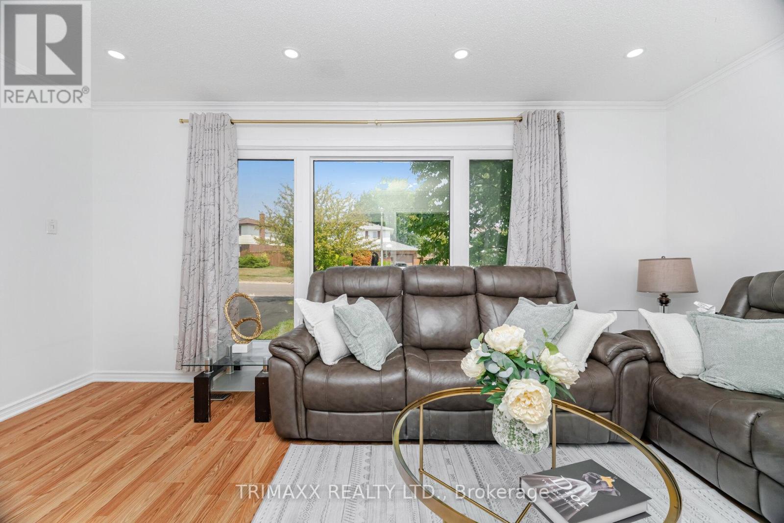 Photo 9 of 111 Folkstone Crescent, Brampton ON