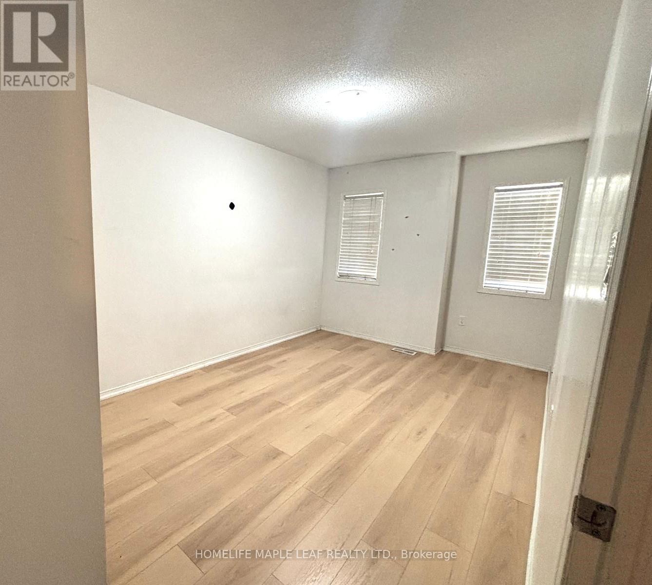 Photo 10 of 39 Sussexvale Drive, Brampton ON