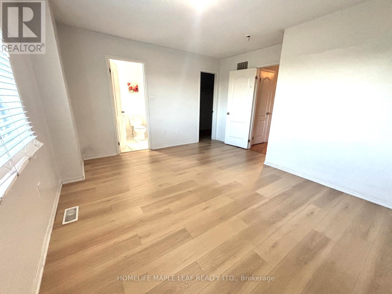 Photo 12 of 39 Sussexvale Drive, Brampton ON