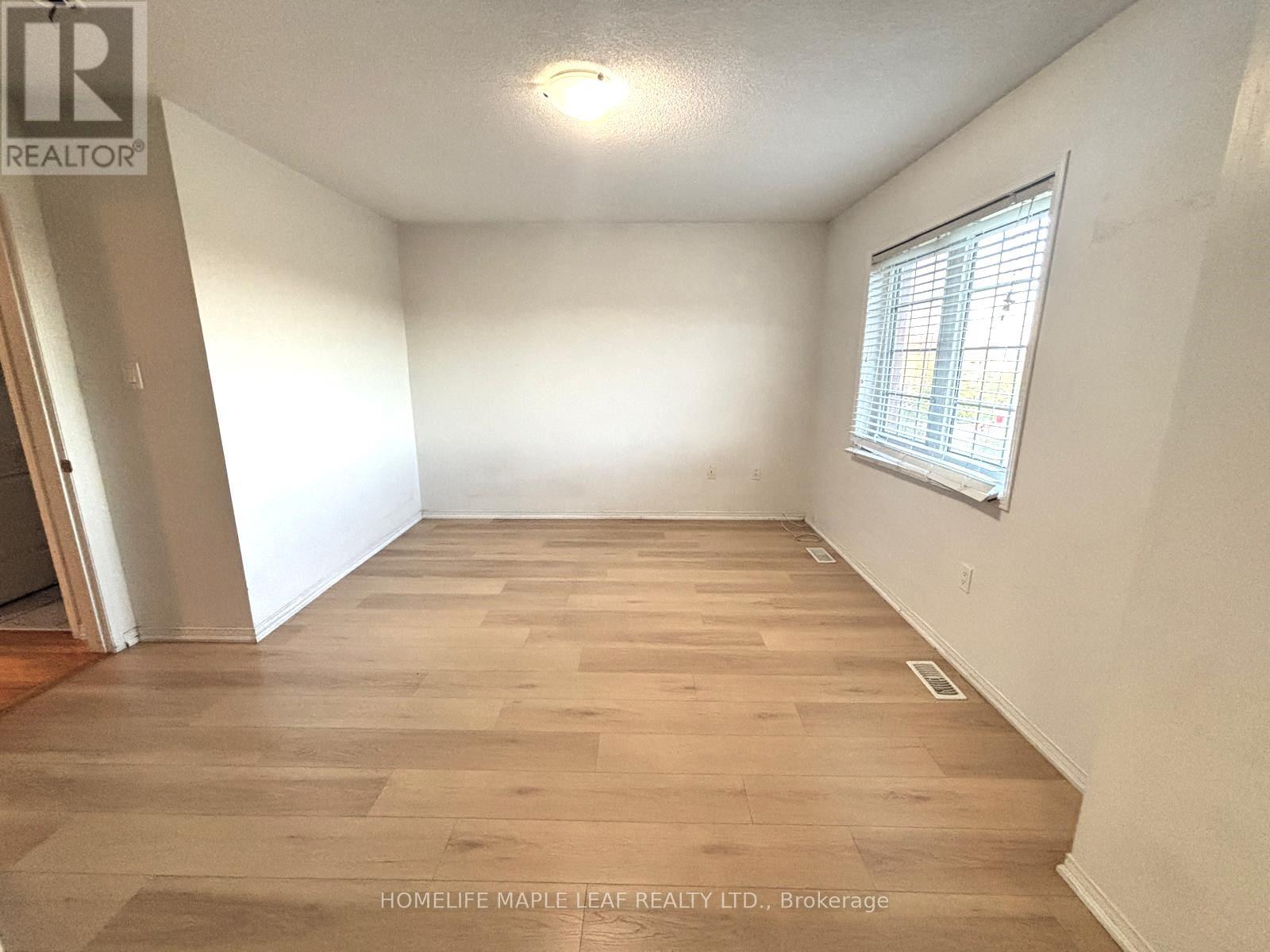 Photo 13 of 39 Sussexvale Drive, Brampton ON