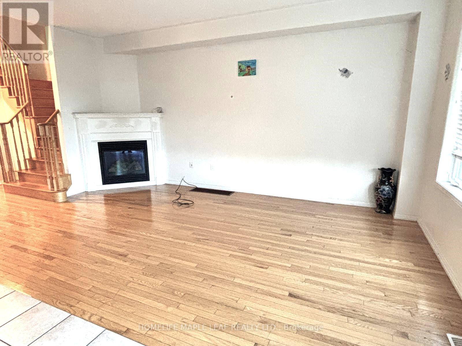 Photo 5 of 39 Sussexvale Drive, Brampton ON