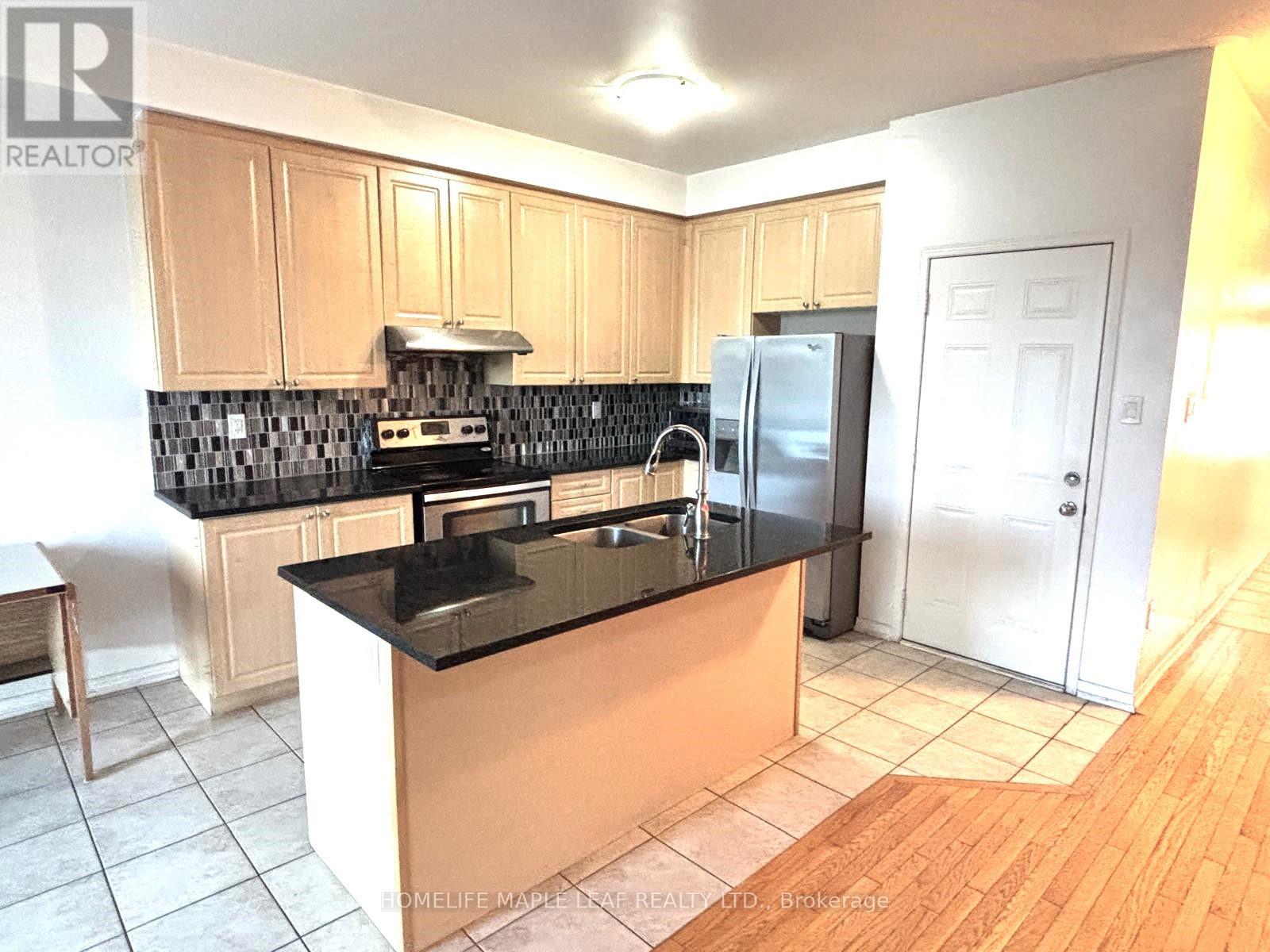 Photo 6 of 39 Sussexvale Drive, Brampton ON