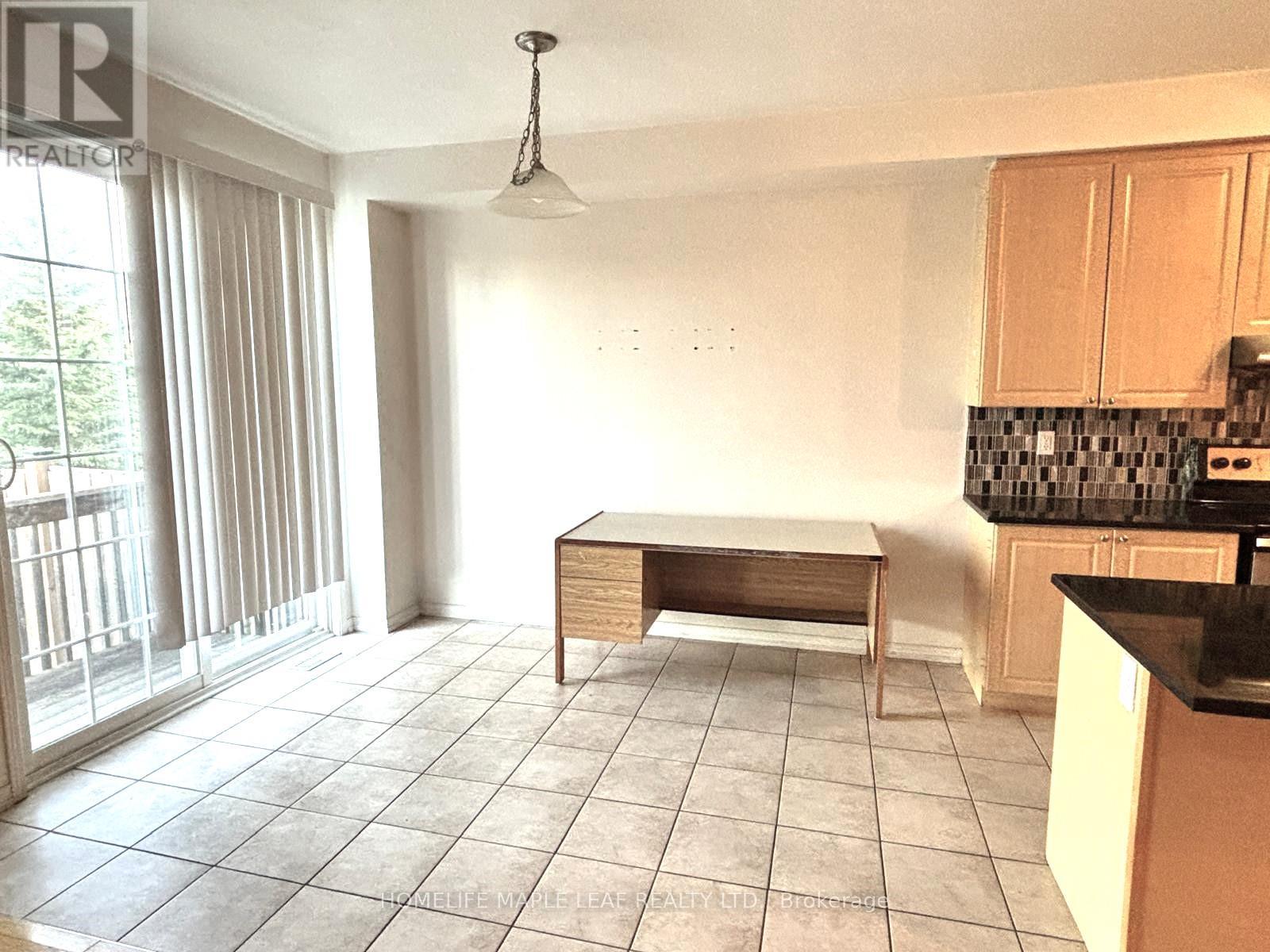 Photo 7 of 39 Sussexvale Drive, Brampton ON