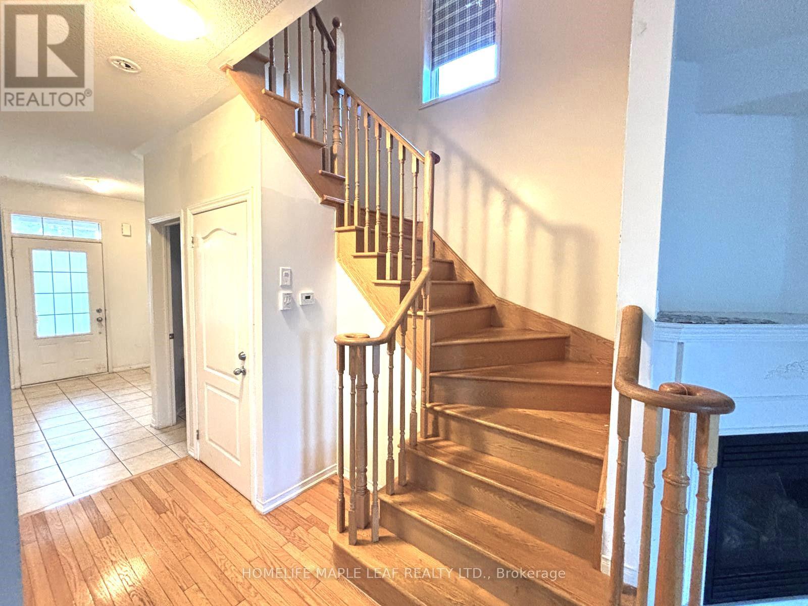 Photo 8 of 39 Sussexvale Drive, Brampton ON