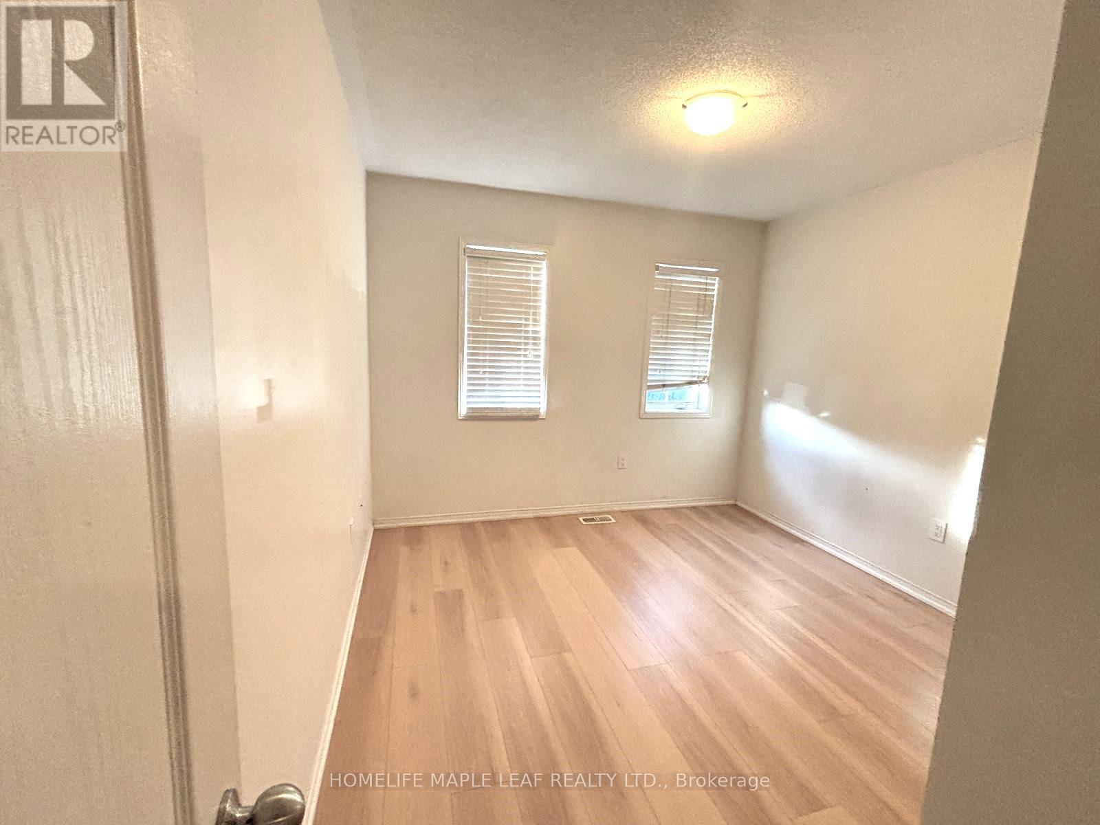 Photo 9 of 39 Sussexvale Drive, Brampton ON