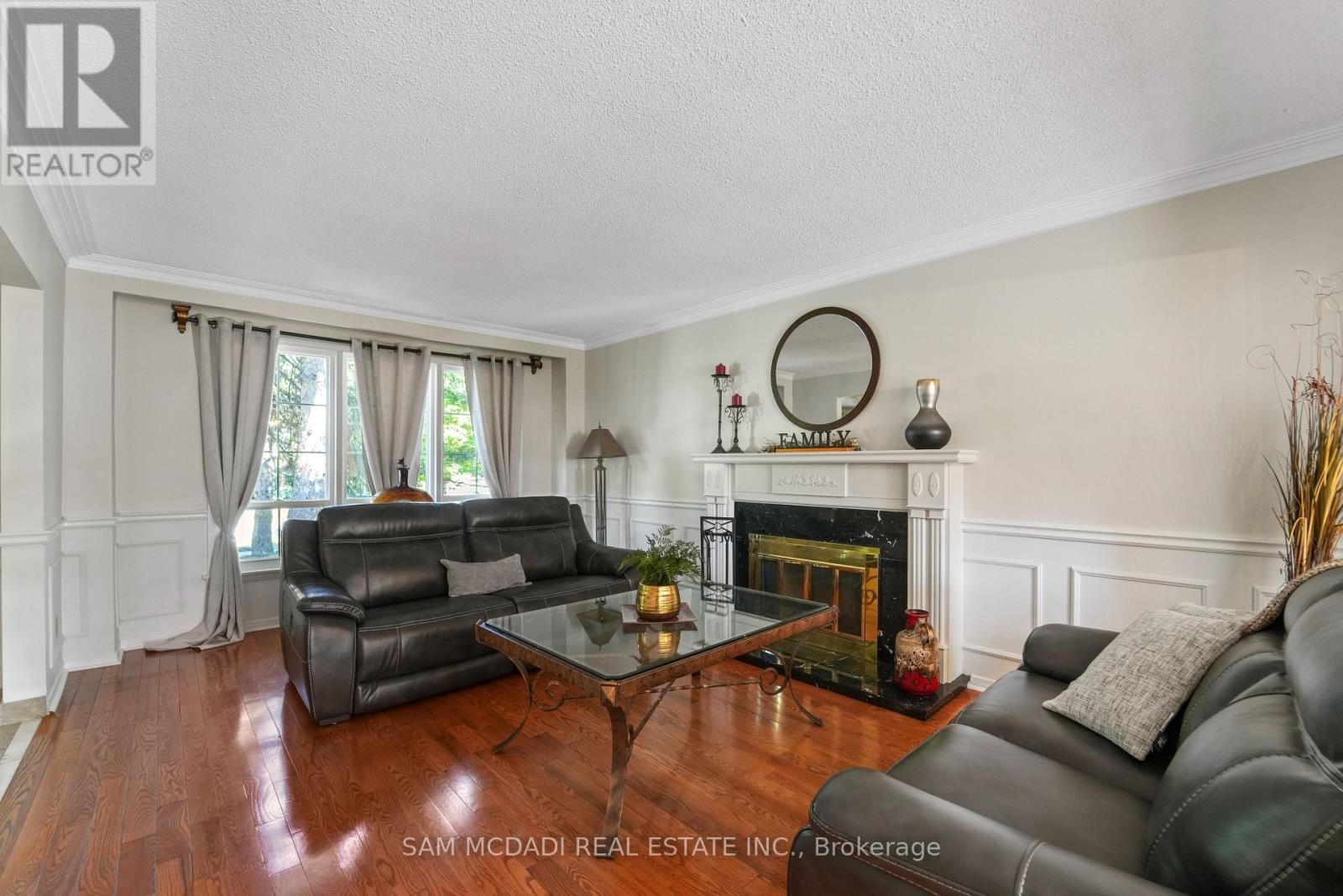 Photo 10 of 2032 Shannon Drive, Mississauga ON