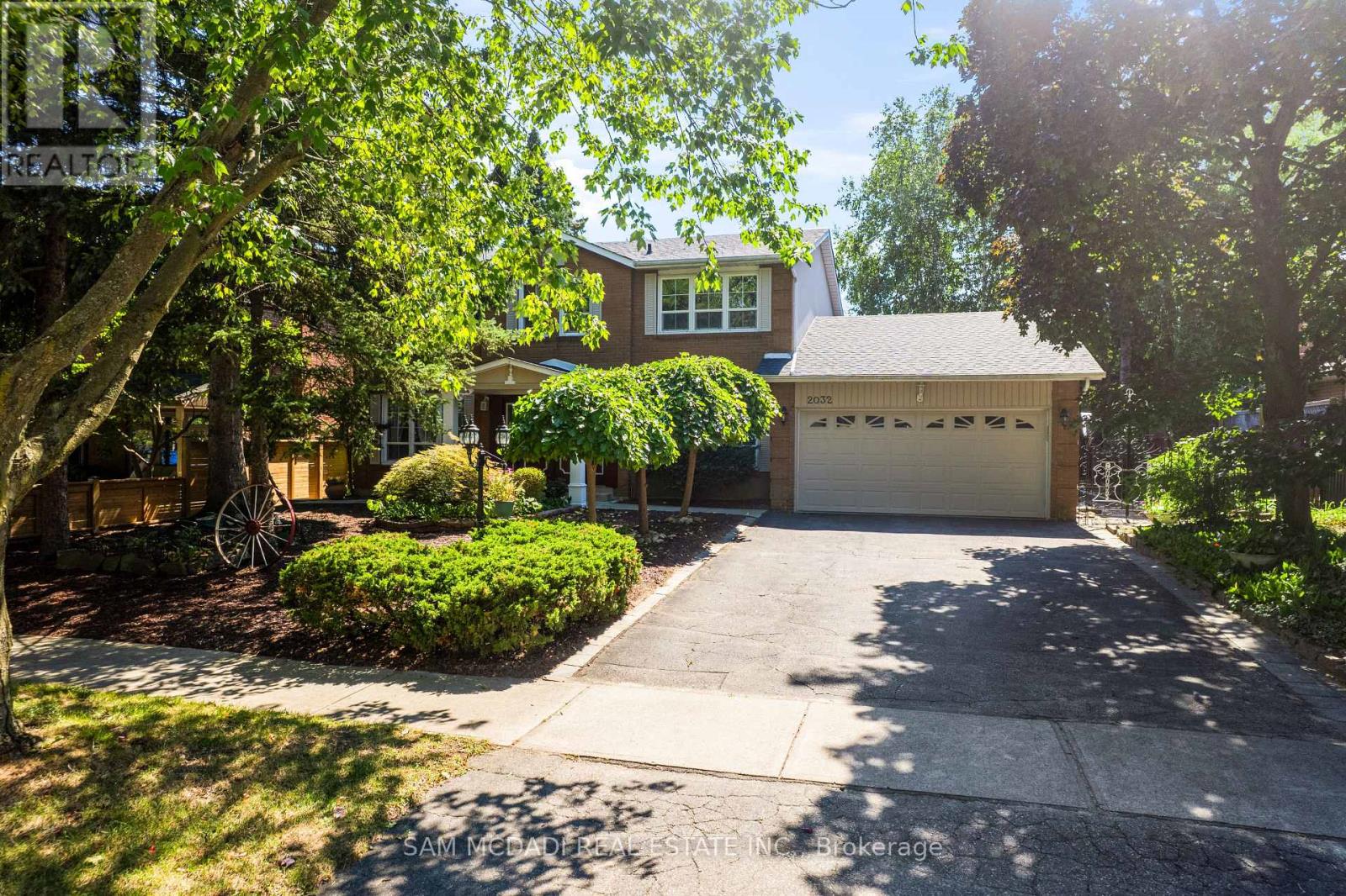 Photo 2 of 2032 Shannon Drive, Mississauga ON
